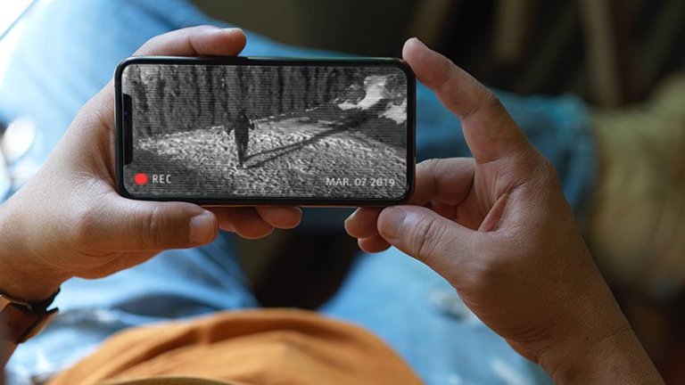 Smartphone mit Überwachungskameravideo
